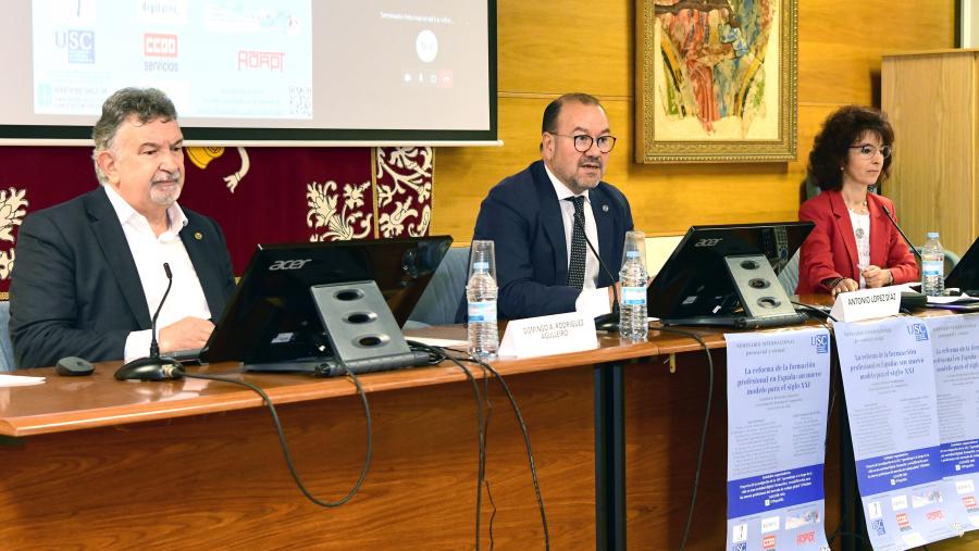 A Facultade de Relacións Laborais acolleu o acto de apertura presidido polo reitor Antonio López e que contou coas intervencións de Lourdes Mella Méndez, catedrática de Dereito do Traballo e investigadora principal do proxecto, e de Domingo A. Rodríguez Agulleiro, subdirector xeral de Ordenación e Innovación da Formación Profesional do Ministerio de Educación e Formación Profesional. FOTO: Santi Alvite