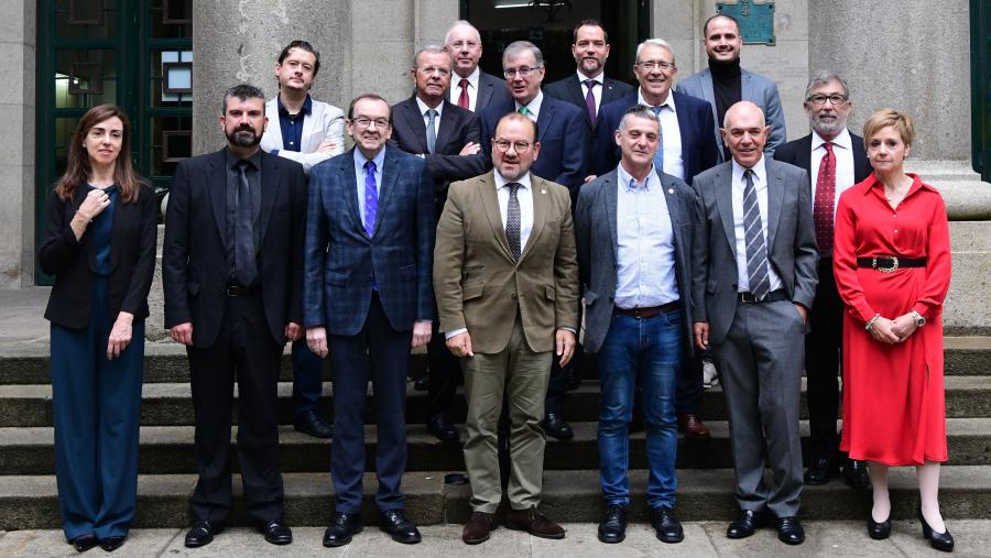 Foto de familia de autoridades e premiados. FOTO: Santi Alvite
