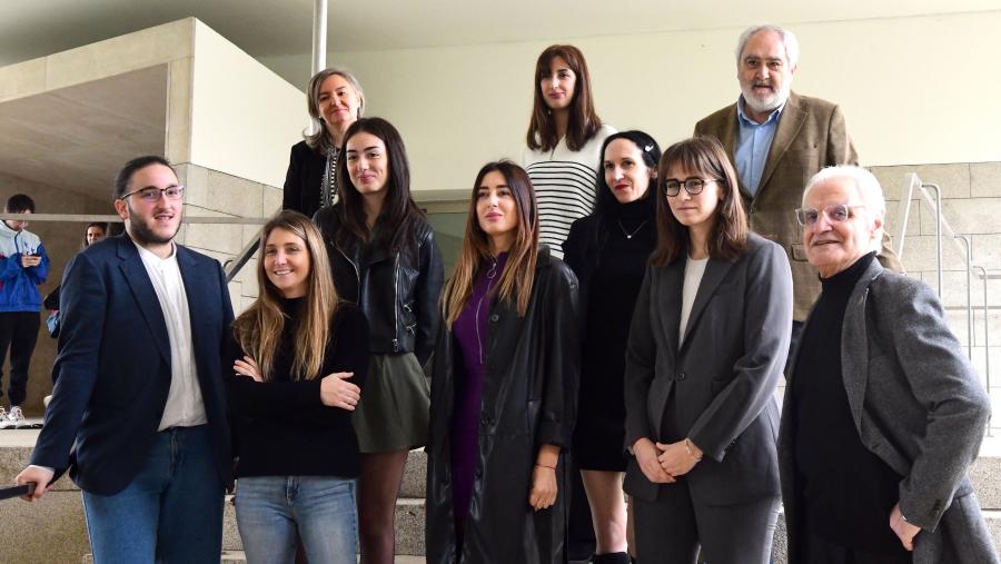 O vicerreitor de Profesorado, a decana de Ciencias da Comunicación e o presidente da RAG posaron coas protagonistas da serie. FOTO: Santi Alvite