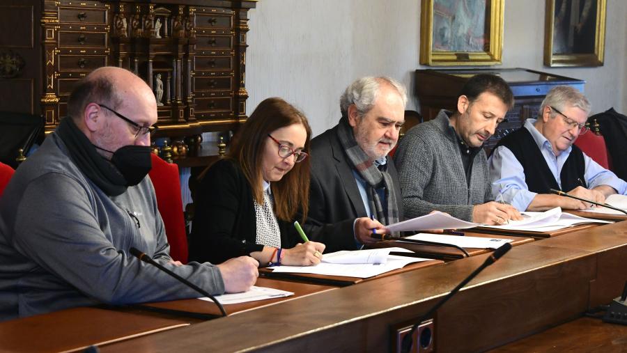 Intre da sinatura do acordo no Colexio San Xerome. FOTO: Santi Alvite