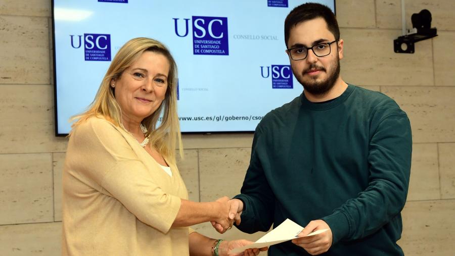 Nuria Pereira fixo entrega do premio a Pablo Manuel Piñeiro Insua. FOTO: Santi Alvite