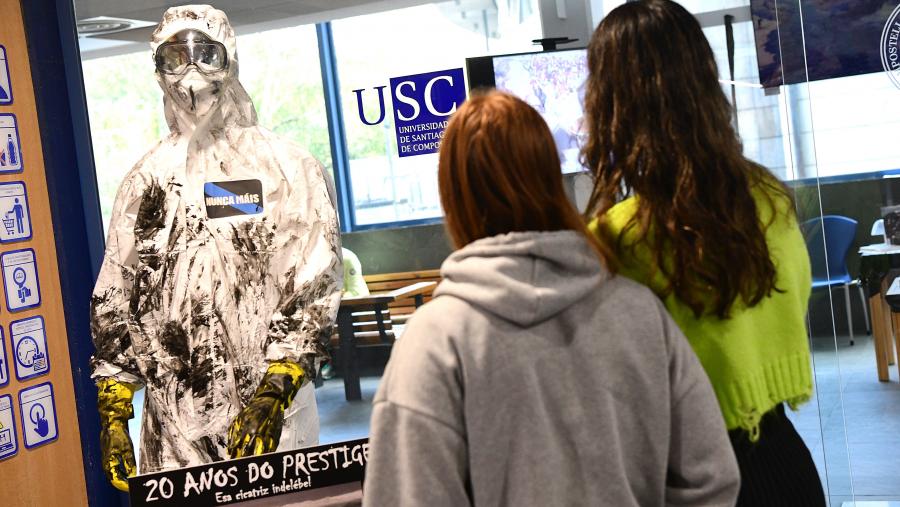 A exposición pretende rememorar aquelas fatídicas xornadas que comezaron o 13 de novembro do ano 2002. FOTO: Santi Alvite