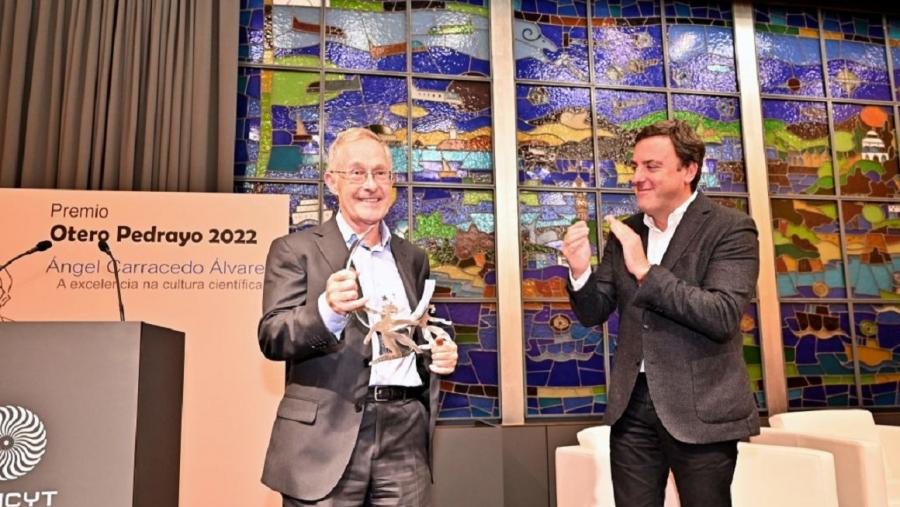 O presidente da Deputación da Coruña, Valentín González Formoso, cualificou a Ángel Carracedo como "un pioneiro". FOTO: Deputación da Coruña