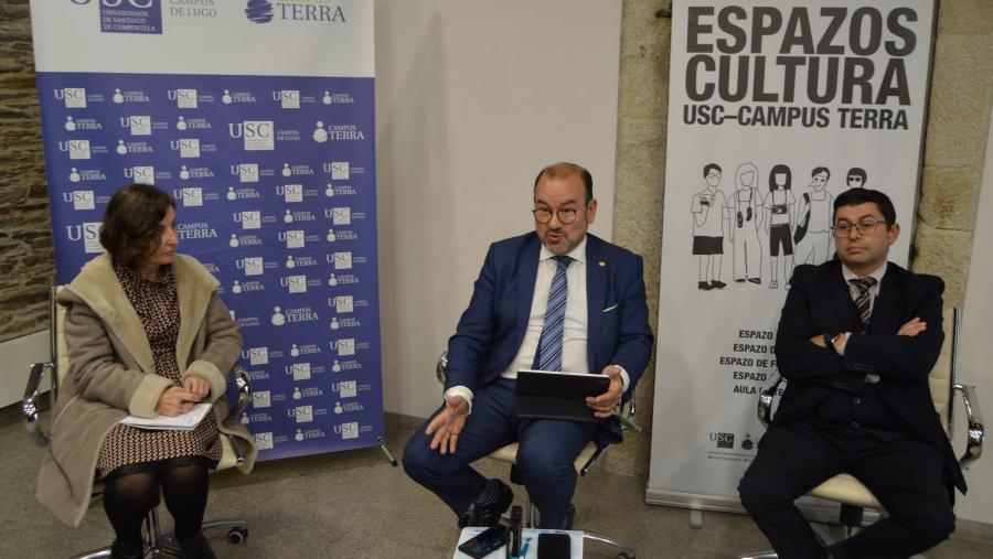 Antonio López, entre Elvira López Mosquera, e Francisco Fraga, no lugués Pazo de Montenegro