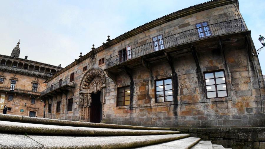 Estas bases definidas na xuntanza desenvolvida no Salón Reitoral do Colexio San Xerome, permitirán definir os procesos extraordinarios de concurso público previsto na Lei 20/2021. FOTO: Santi Alvite