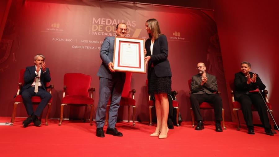 Antonio López recibe a Medalla de Ouro da Cidade de Lugo, de mans de Lara Méndez