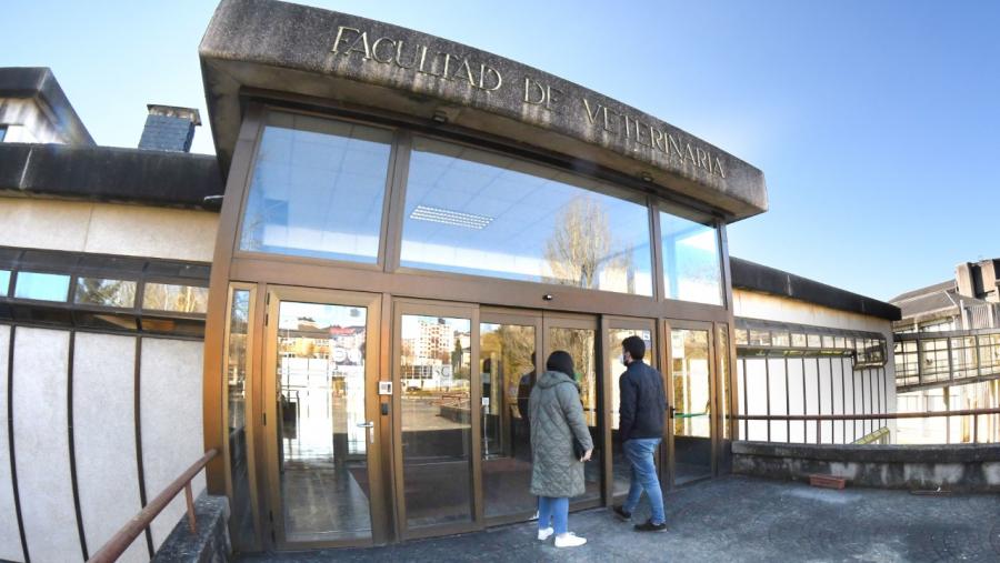 Dous estudantes, na entrada da Facultade de Veterinaria da USC. Foto: Santi Alvite