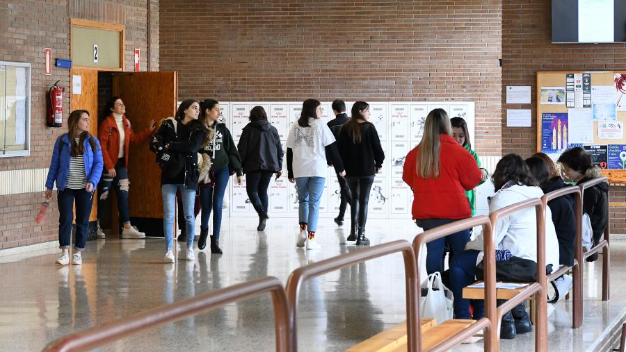Estudantes saen dun aulario da Facultade de Veterinaria. Foto: Santi Alvite