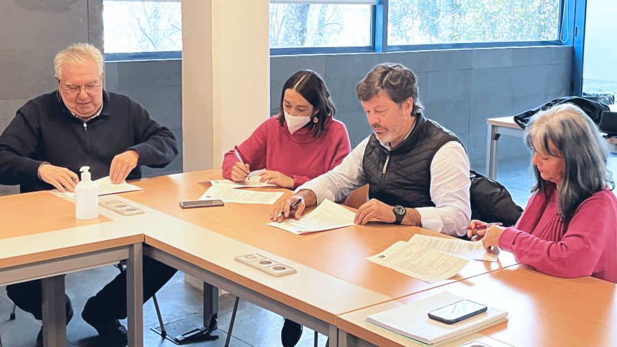 José Ramón Bahamonde Hernández, Catuxa Lombao Vázquez, Javier Ferreira e Xosefina Rosa Guitián na sinatura do acordo