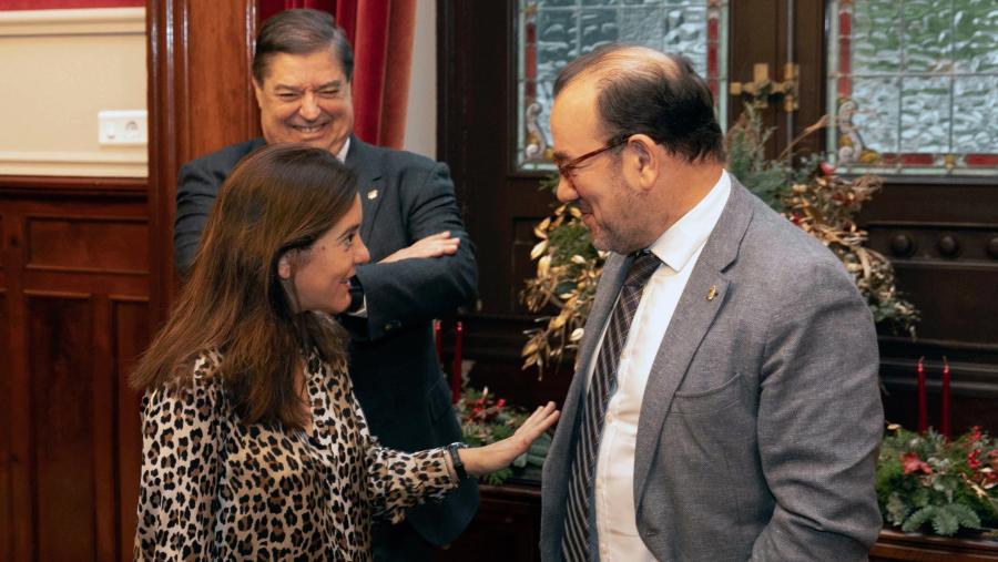 Os reitores asinaron o convenio xunto coa alcaldesa. FOTO: Concello da Coruña 