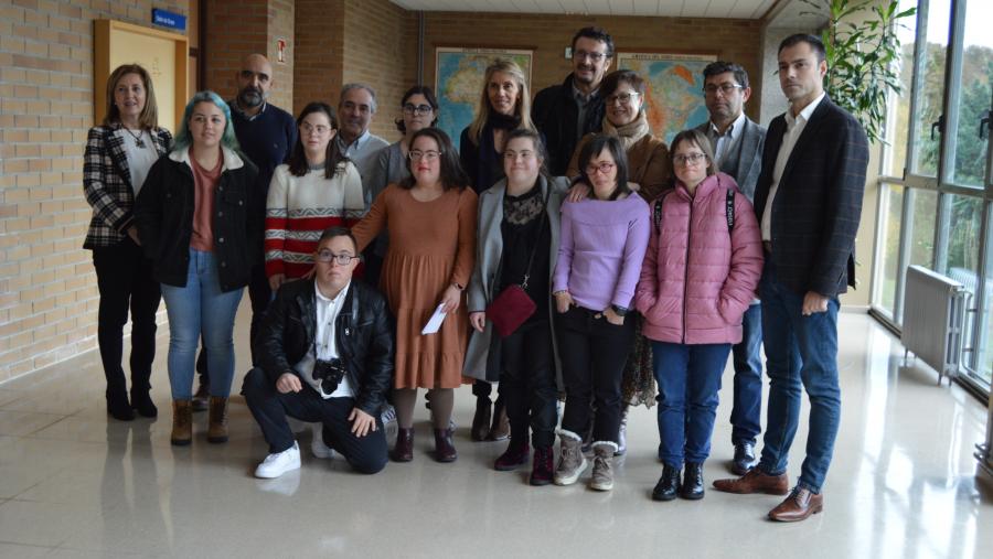 Participantes, docentes e promotores do Proxecto Troya, na Facultade de ADE