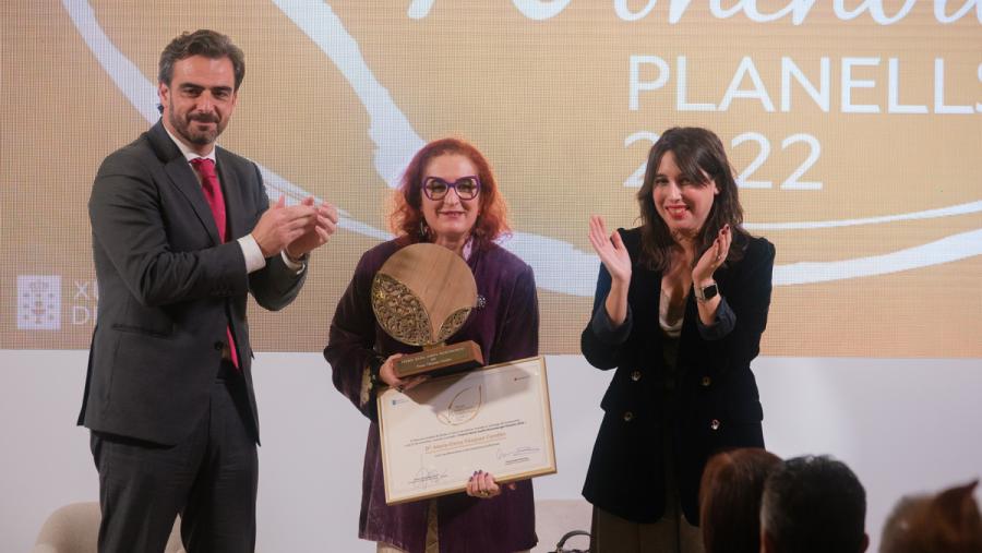 A profesora Vázquez Cendón recolleu o premio de mans da conselleira de Promoción de Emprego e Igualdade, María Jesús Lorenzana Somoza, e do vicepresidente segundo e conselleiro de Presidencia, Xustiza e Deportes, Diego Calvo. FOTO: Xunta