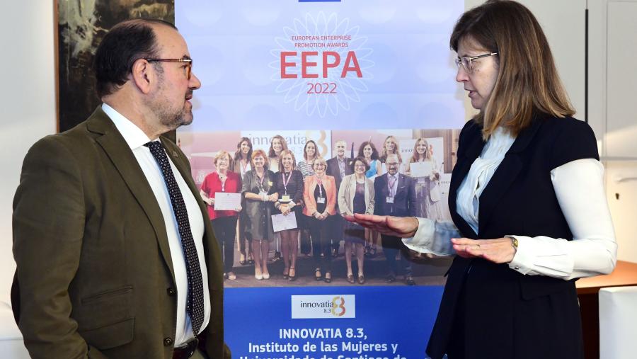 O reitor Antonio López conversando coa directora de Woman Emprende, Eva López Barrio. FOTO: Santi Alvite