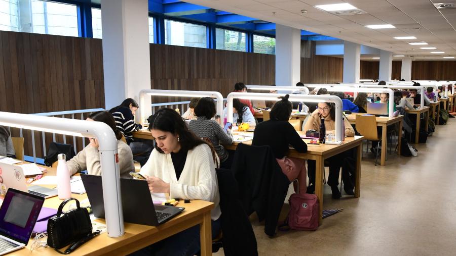 Alumnado na Biblioteca Concepción Arenal. FOTO: Santi Alvite