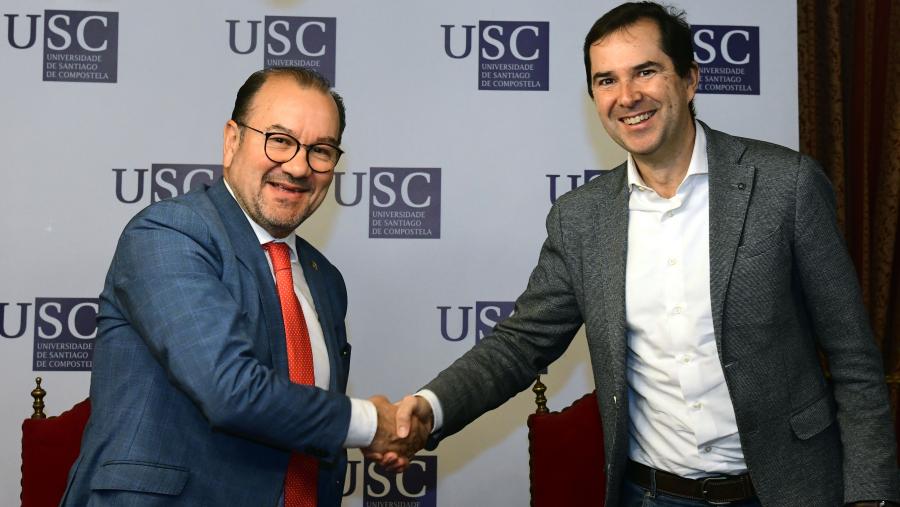 O documento foi asinado polo reitor Antonio López e o director de AGADIC Jacobo Sutil. FOTO: Santi Alvite