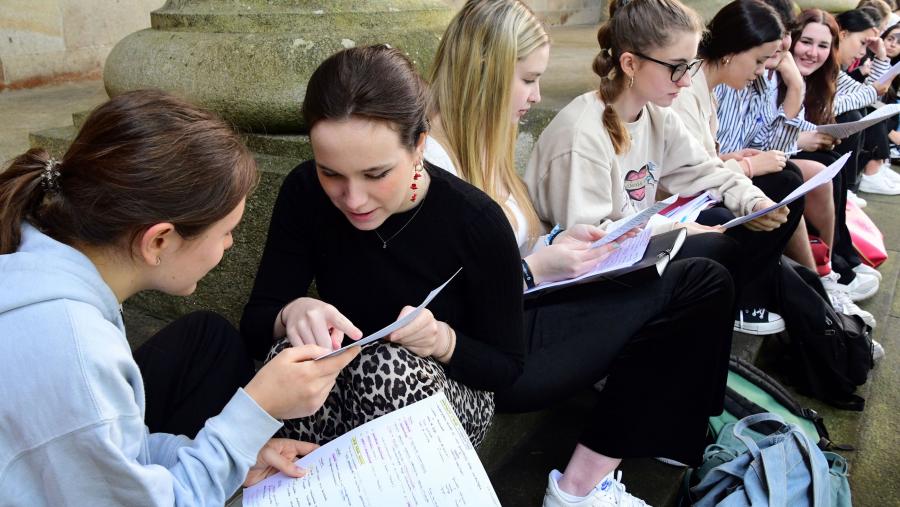 Imaxe de arquivo de alumnado no campus. FOTO: Santi Alvite