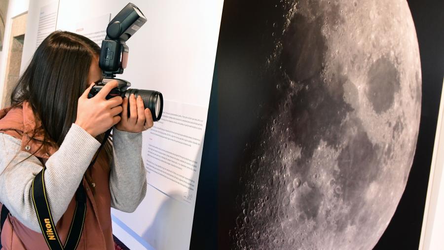 A Lúa, o Sol, os planetas Marte, Xúpiter e Saturno e o cometa Leonard amósanse en dez fotografías realizadas por Salvador Ortega Saura. FOTO: Santi Alvite