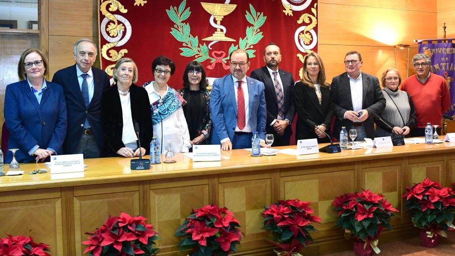 Foto de familia co persoal que recibiu a Insignia de Ouro. FOTO: Santi Alvite