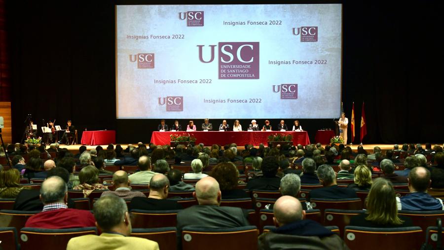 O acto institucional presidido polo reitor Antonio López e que se desenvolveu no Pazo de Congresos e Exposicións de Galicia serviu para outorgar as Insignias correspondentes aos cursos 2019-2020, 2020-2021 e 2022-2023.  FOTO: Santi Alvite