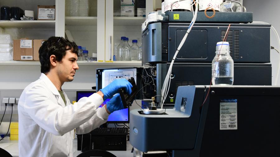 Por outra banda, subscribiuse unha nova colaboración para financiar o funcionamento dos servizos e as infraestruturas científico-tecnolóxicas das universidades. FOTO: Santi Alvite