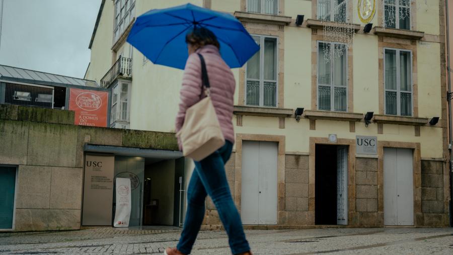 As persoas que se acheguen a Unitenda poderán acceder ao amplo catálogo de artigos oficiais da institución universitaria que abranguen dende obras editadas polo Servizo de Publicacións e Intercambio Científico, ata prendas de roupa ou papelería, entre outros. FOTO: AP