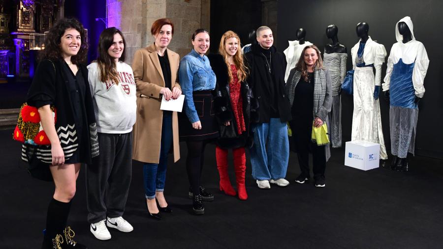 Pilar Murias (terceira pola esquerda) e Cristina Pichel (cuarta pola esquerda) posan con creadoras finalistas do certame Xuventude Crea. FOTO: Santi Alvite