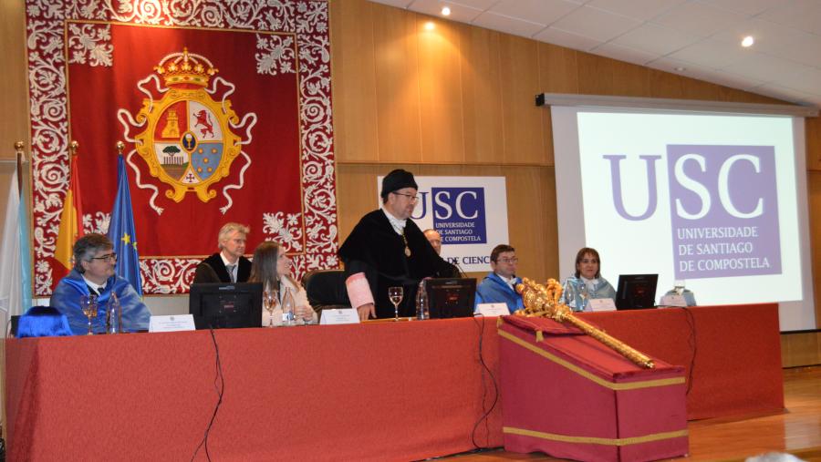 O reitor Antonio López, de pé, entre Vicente Pérez, Cecilia Sierra, Francisco Fraga e María José López, na Facultade de Ciencias