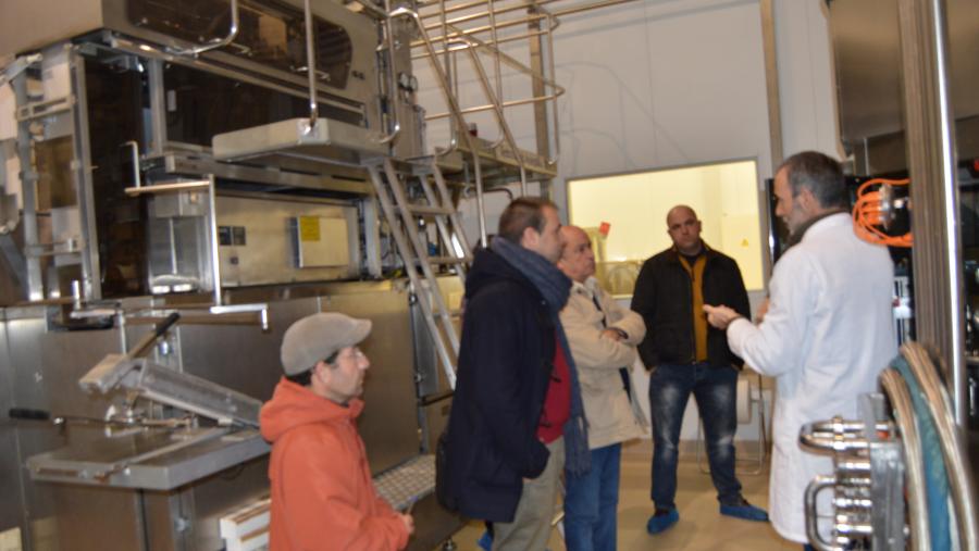 Un técnico da  APLTA acompaña os empresarios na visita polas instalacións da plataforma tecnolóxica