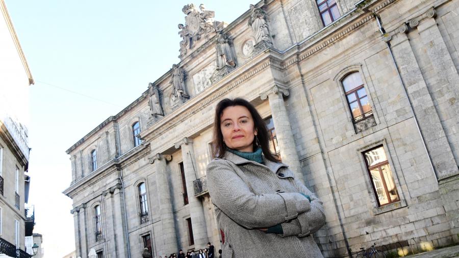 Olalla López Costas diante da Facultade de Xeografía e Historia. FOTO: Santi Alvite