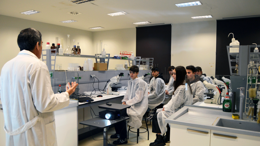 Alumnado do IES Lucus Augusti, nun laboratorio da Facultade de Ciencias