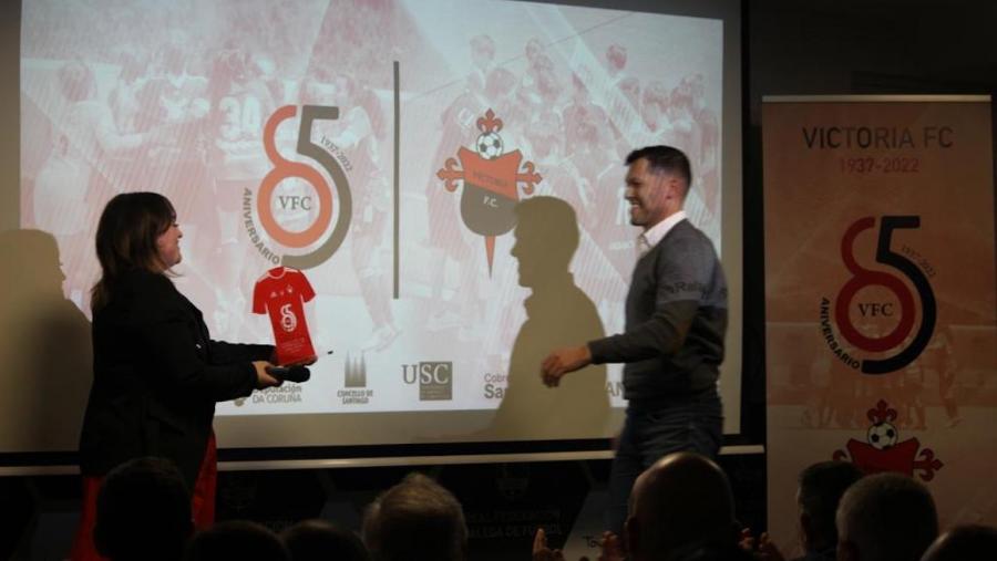 Javier Rico, foi o encargado de recoller o premio. FOTO: Victoria F.C.