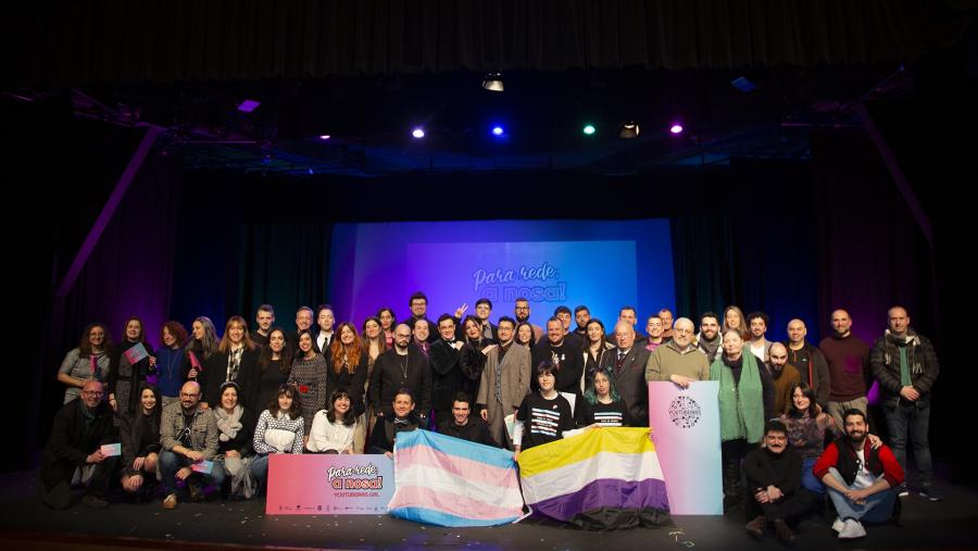 Foto de familia dos participantes na gala