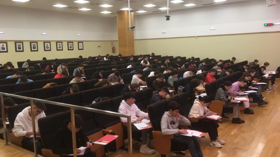 Alumnado realizando as probas