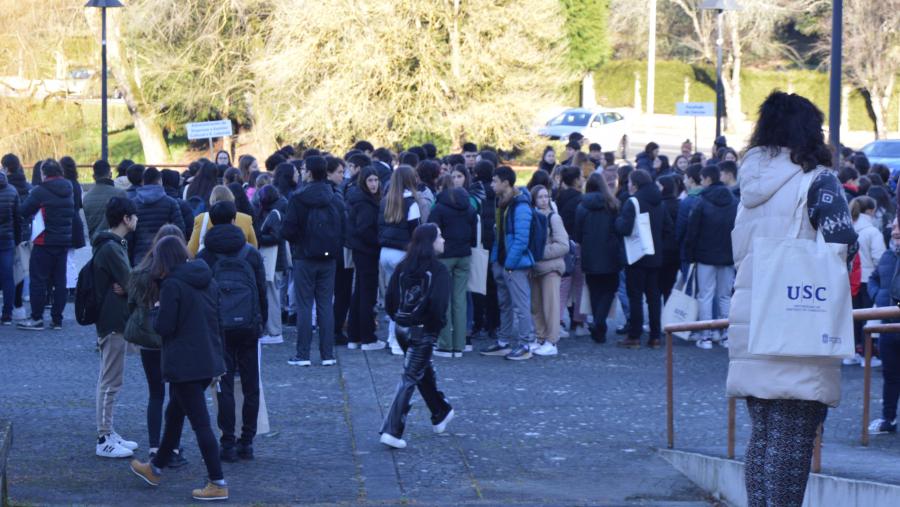 Estudantado de ensino medio, no Campus de Lugo