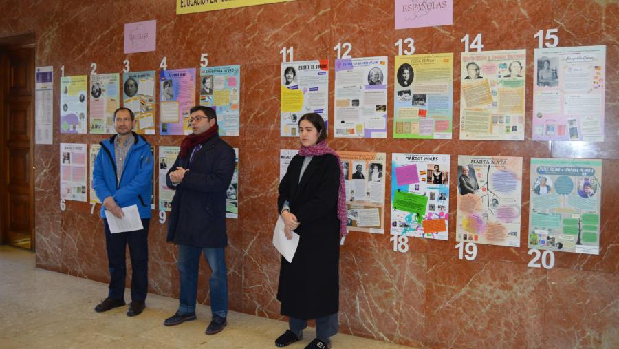 O vicerreitor Francisco Fraga, no centro, na apertura da mostra 'Educación en feminino: un paseo pola historia'