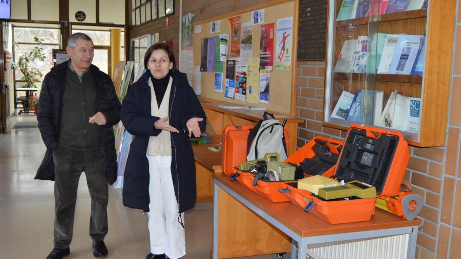 Pardiñas e Romero amosan o GPS Lecia de dobre frecuencia exposto na EPS de Enxeñaría