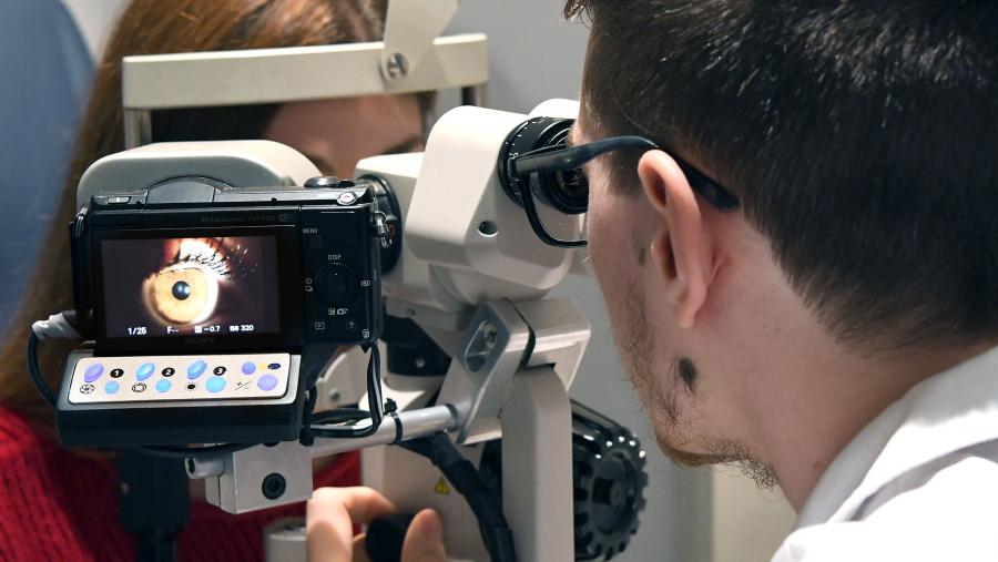 Imaxe de arquivo dunha clase práctica de Óptica e Optometría. FOTO: Santi Alvite