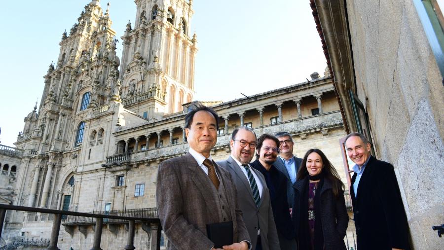 De esquerda a dereita, o profesor Nakada, Antonio López, Diego Martínez, Vicente Pérez, Veronika Chobanova e Bernardo Adeva, na Praza do Obradoiro. FOTO: Santi Alvite
