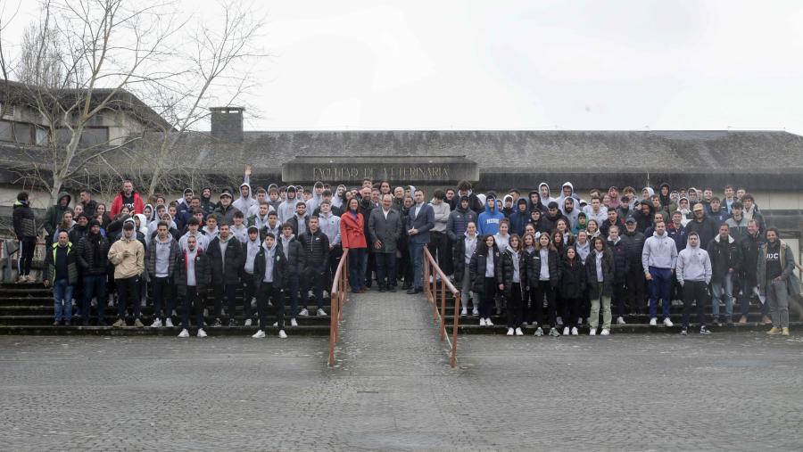 Autoridades académicas e políticas, con participantes nos XXV Campionatos Galegos Universitarios de Deportes Colectivos, na Facultade de Veterinaria