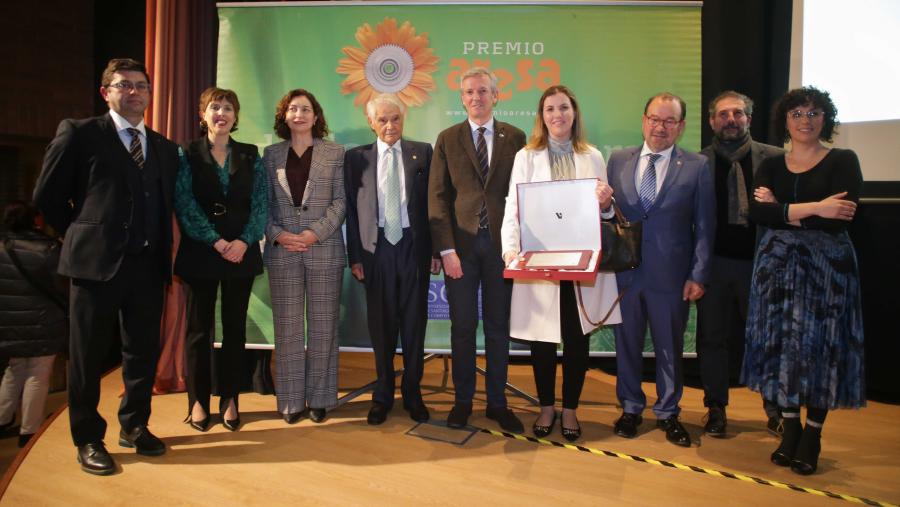 A fundadora de Casa Grande de Xanceda, Cristina Ferández Armesto, amosa a placa do Premio Aresa, arroupada polos organizadores e autoridades