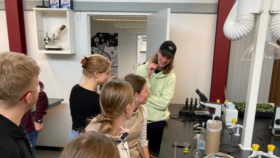 Estudantes de Química da Universidade de Copenhague dirixen unha sesión co kit Fotometrix con alumnado preuniversitario