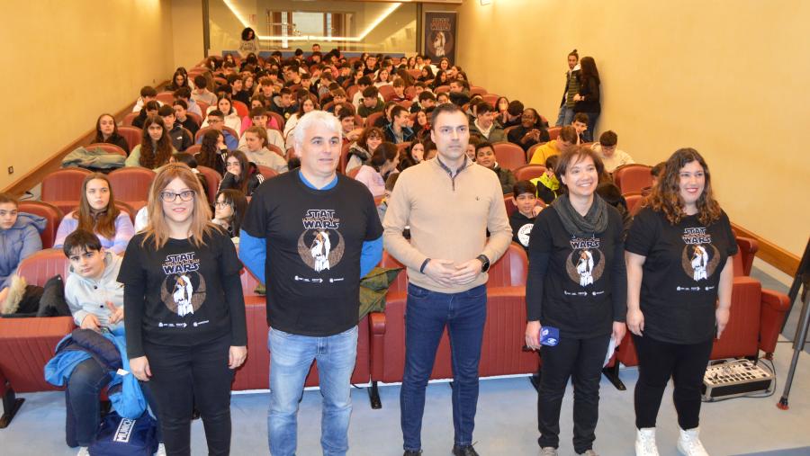 Relatores e promotores do proxecto 'Stat Wars', con alumnado do IES Sanxillao, no lugués Pazo de San Marcos