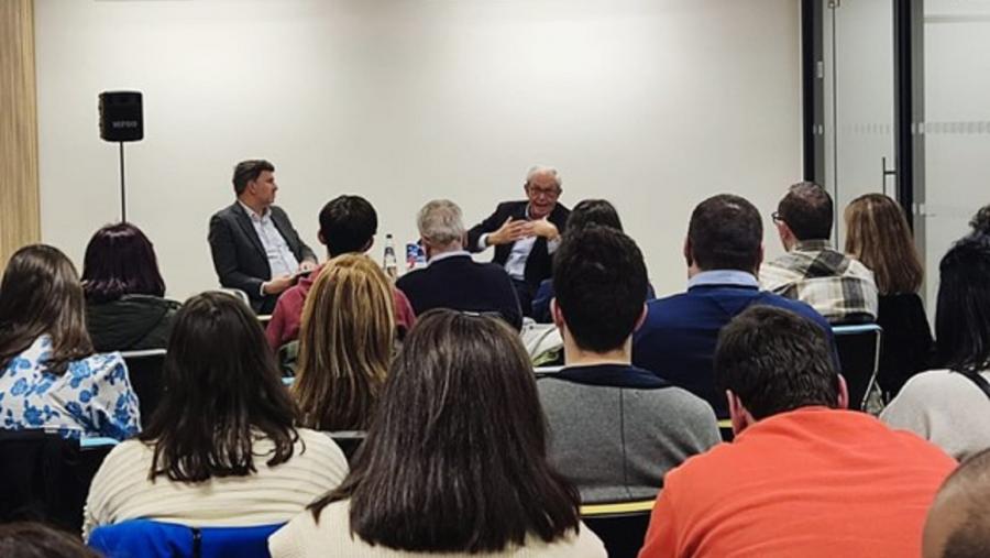 Emilio Pérez Touriño durante a presentación da obra de USC Editora 