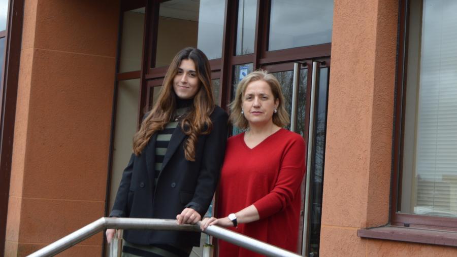 María García e Inés Rivas, diante da Escola Universitaria de Enfermaría