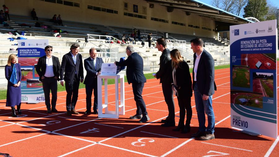 No transcurso do acto descubriuse unha placa conmemorativa. FOTO: Santi Alvite