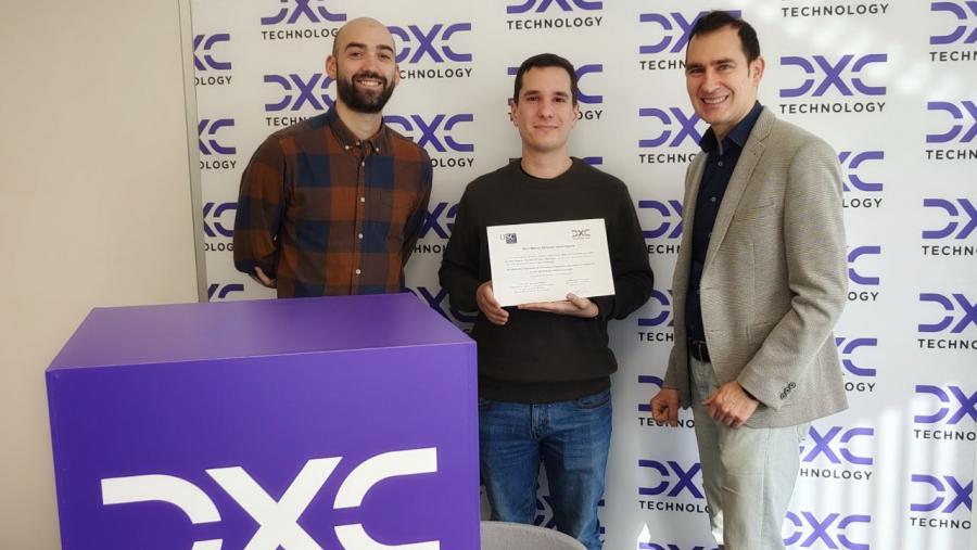 Marcos Baleato, co diploma acreditativo, acompañado polo seu titor Pablo Lombao (esquerda) e o representante de DXC, Adolfo Sanz 
