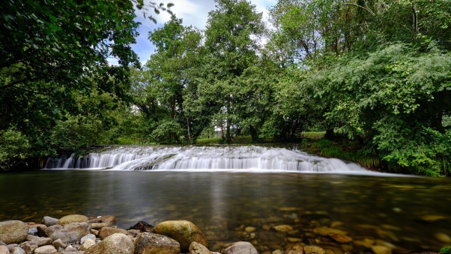Liderado polo Concello de Outes, Renatur_Outes conta coa participación de persoal investigador das tres universidades públicas galegas. Imaxe do río Tins. FOTO: https://renatur.outes.gal/