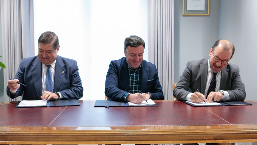 De esquerda a dereita, Julio Abalde, Valentín González Formoso e Antonio López. FOTO: Deputación da Coruña