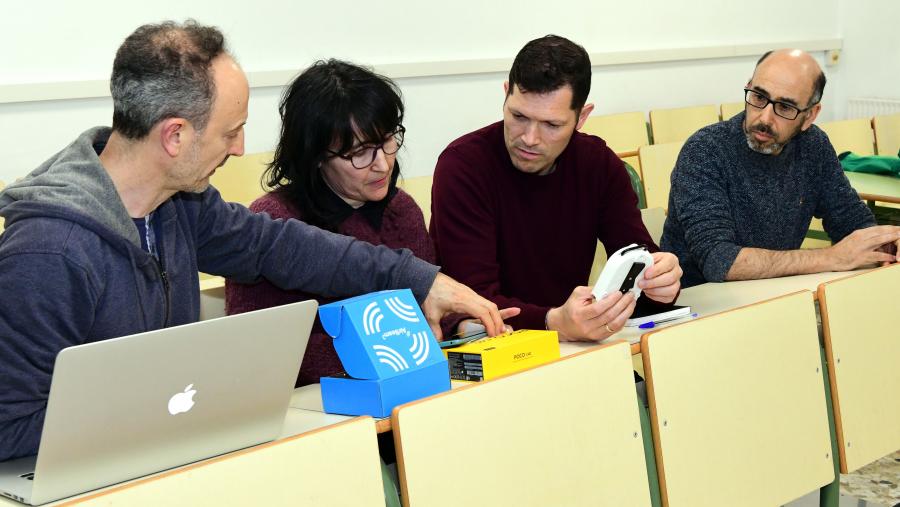 Javier Rico e Faustino Gómez con representantes de Composcleta. FOTO: Santi Alvite