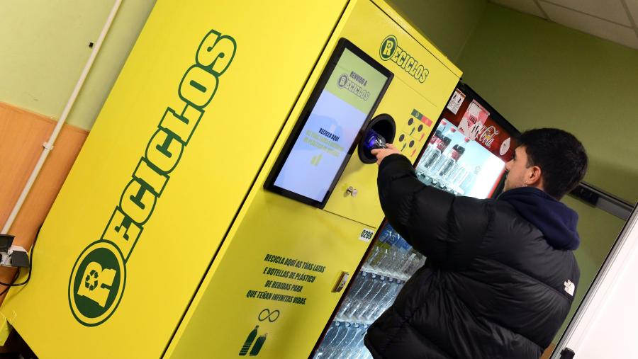 A comunidade universitaria poderá seguir reciclando as latas e botellas de plástico de bebidas que consuma, facilitando así a circularidade destes residuos. FOTO: Santi Alvite